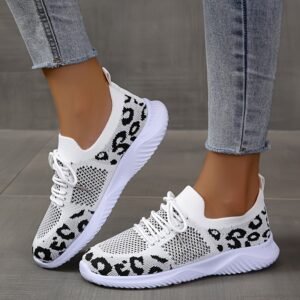 Zapatillas deportivas blancas con cordones y estampado de leopardo para mujer.