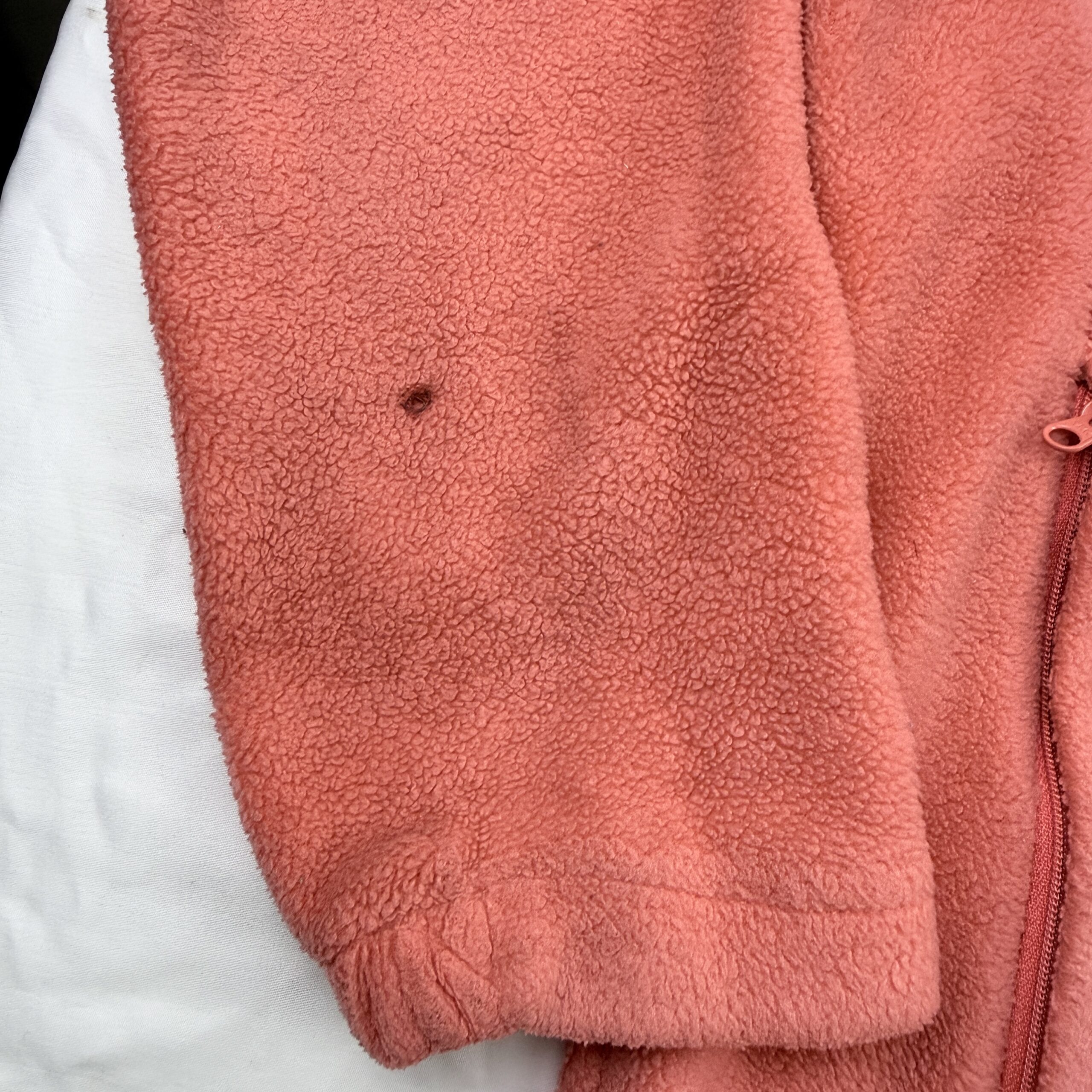 Polar Columbia Coral con Gorro — Talla S Mujer (Con Detalle) - Imagen 2