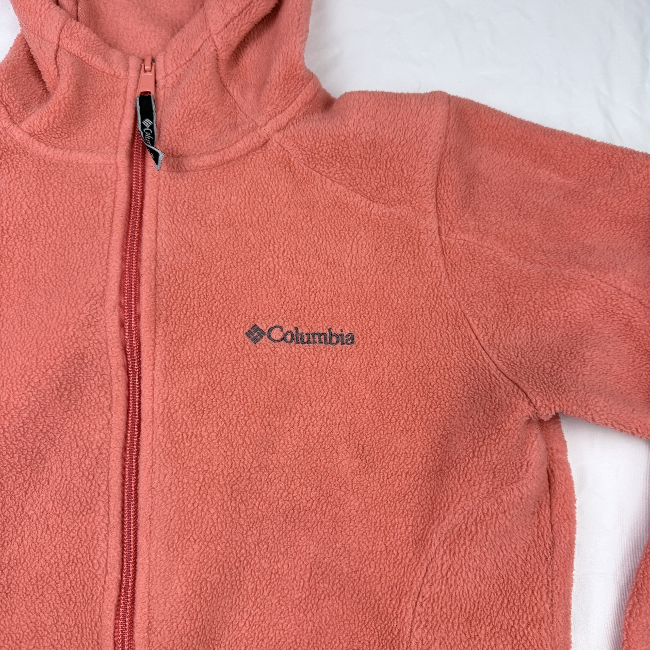 Polar Columbia Coral con Gorro — Talla S Mujer (Con Detalle) - Imagen 3