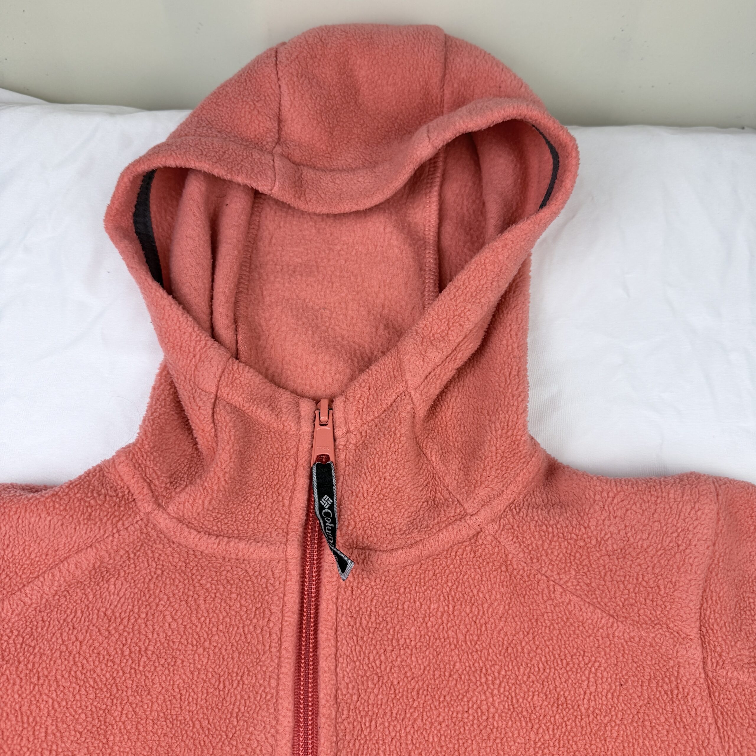 Polar Columbia Coral con Gorro — Talla S Mujer (Con Detalle) - Imagen 8