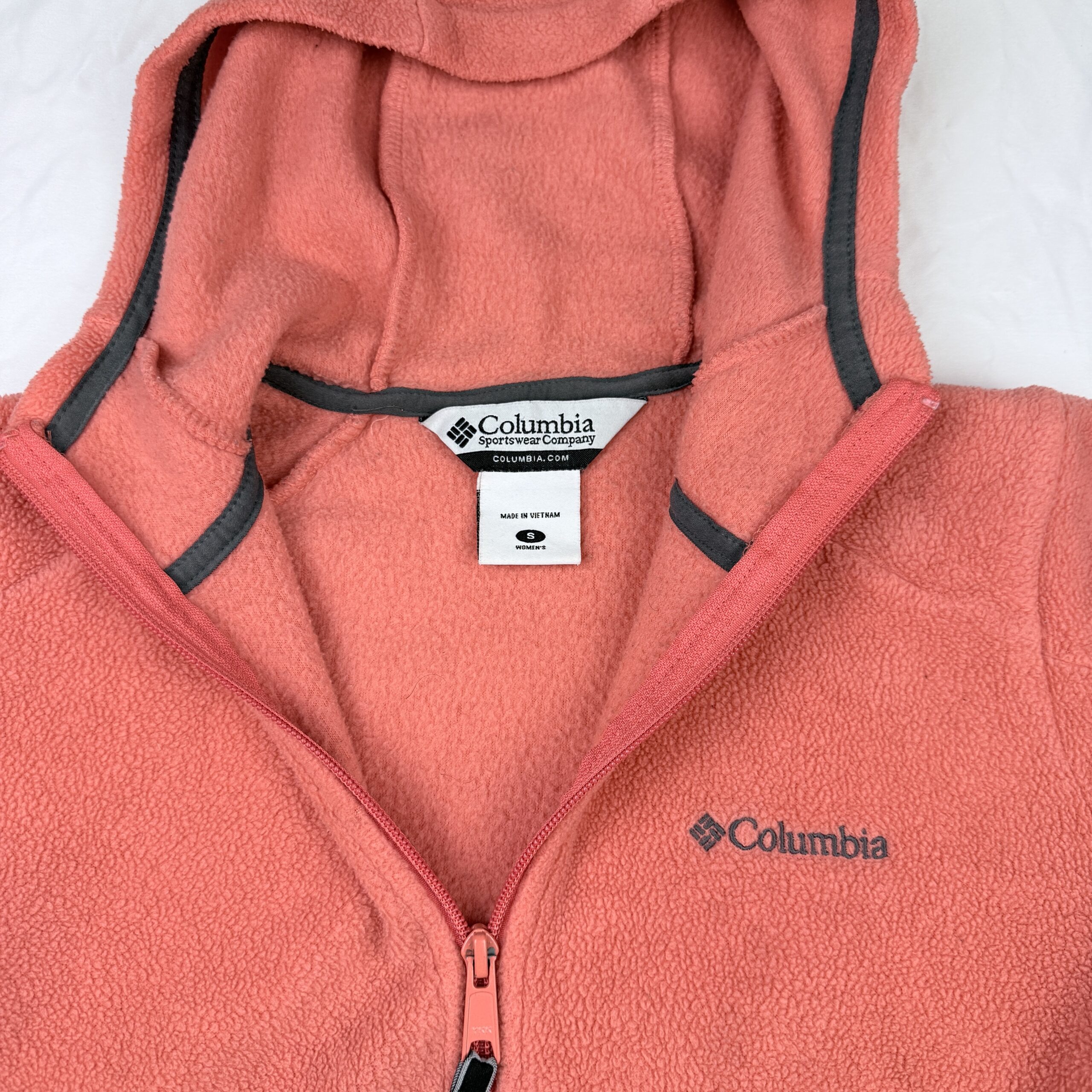 Polar Columbia Coral con Gorro — Talla S Mujer (Con Detalle) - Imagen 4