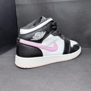 Jordan 1 Mid en blanco, negro y rosa hielo claro Talla 40