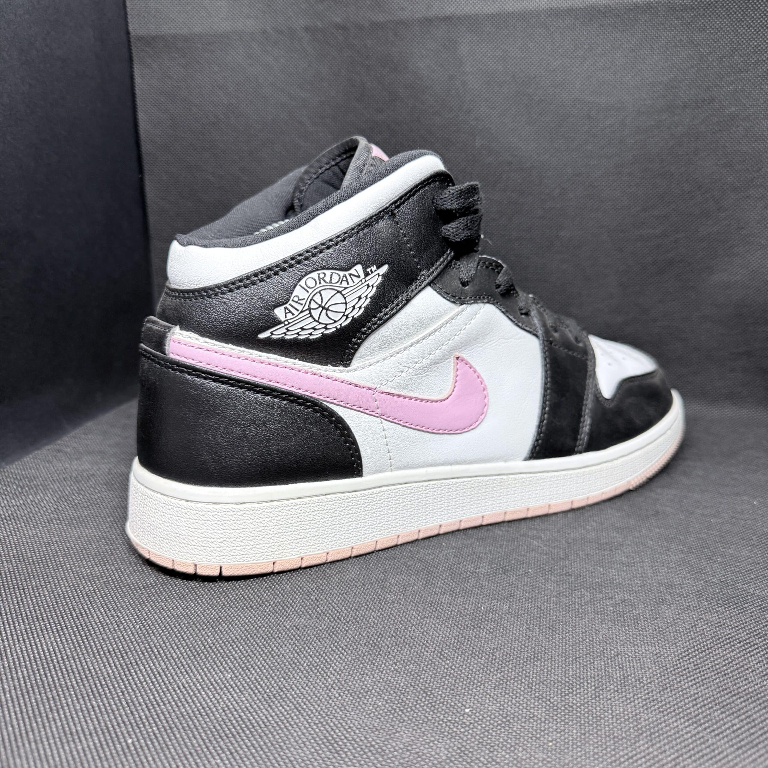 Jordan 1 Mid en blanco, negro y rosa hielo claro Talla 40