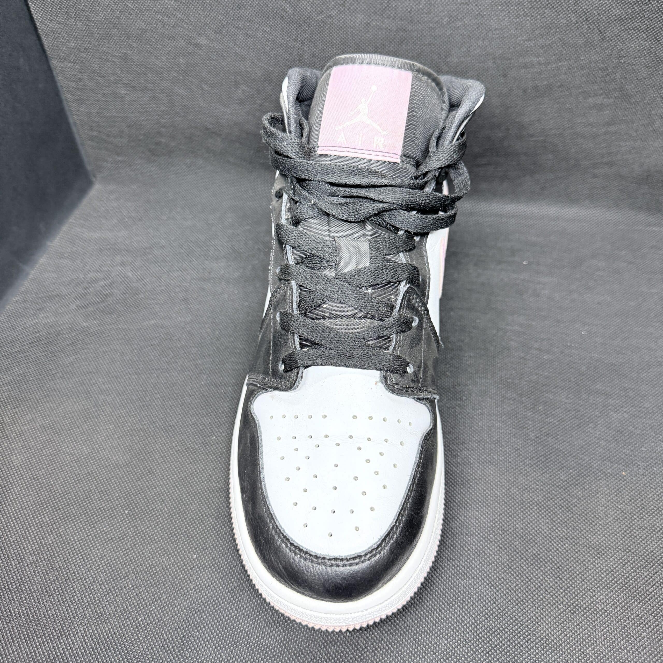 Jordan 1 Mid en blanco, negro y rosa hielo claro Talla 40 - Imagen 2