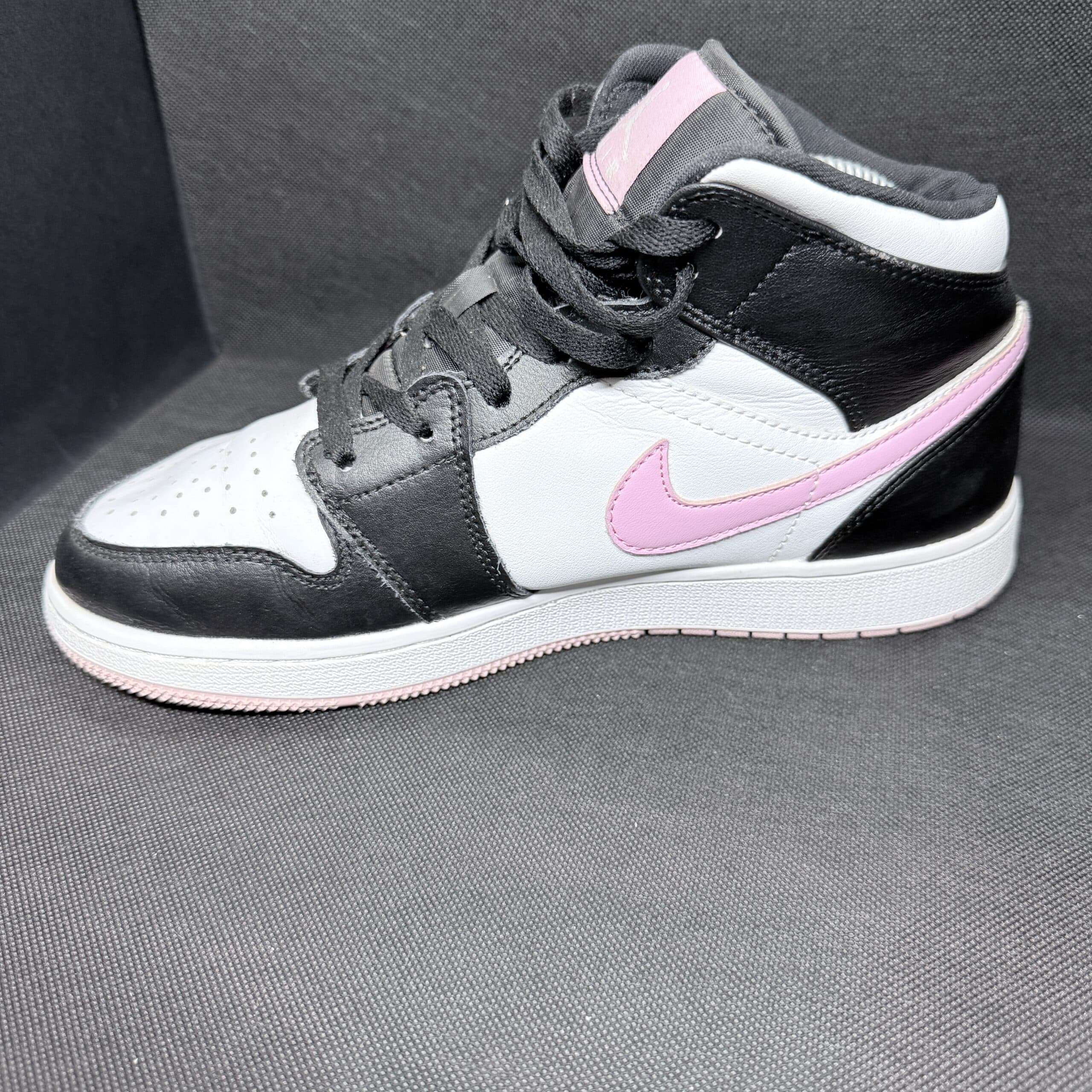Jordan 1 Mid en blanco, negro y rosa hielo claro Talla 40 - Imagen 3