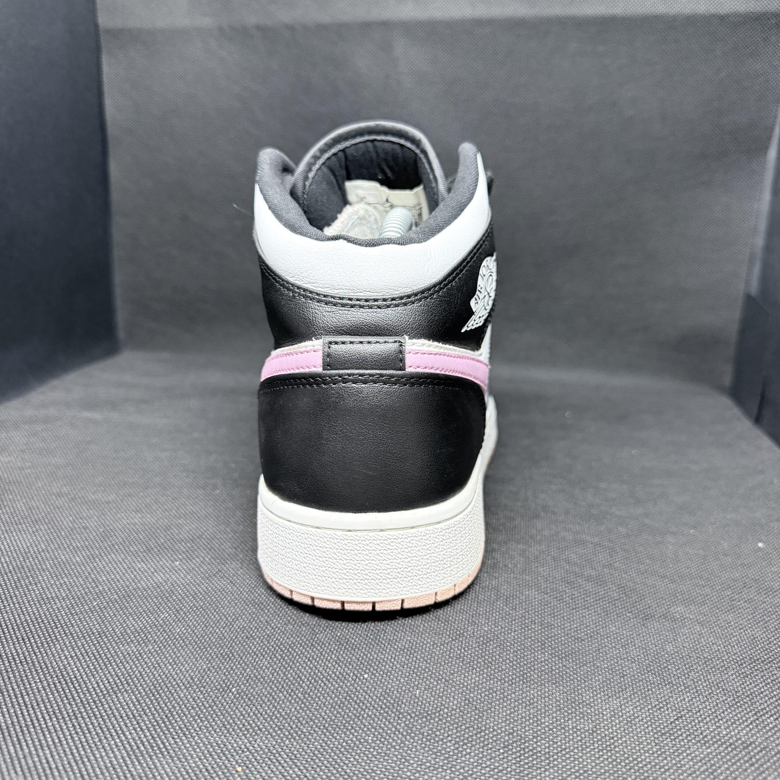 Jordan 1 Mid en blanco, negro y rosa hielo claro Talla 40 - Imagen 4