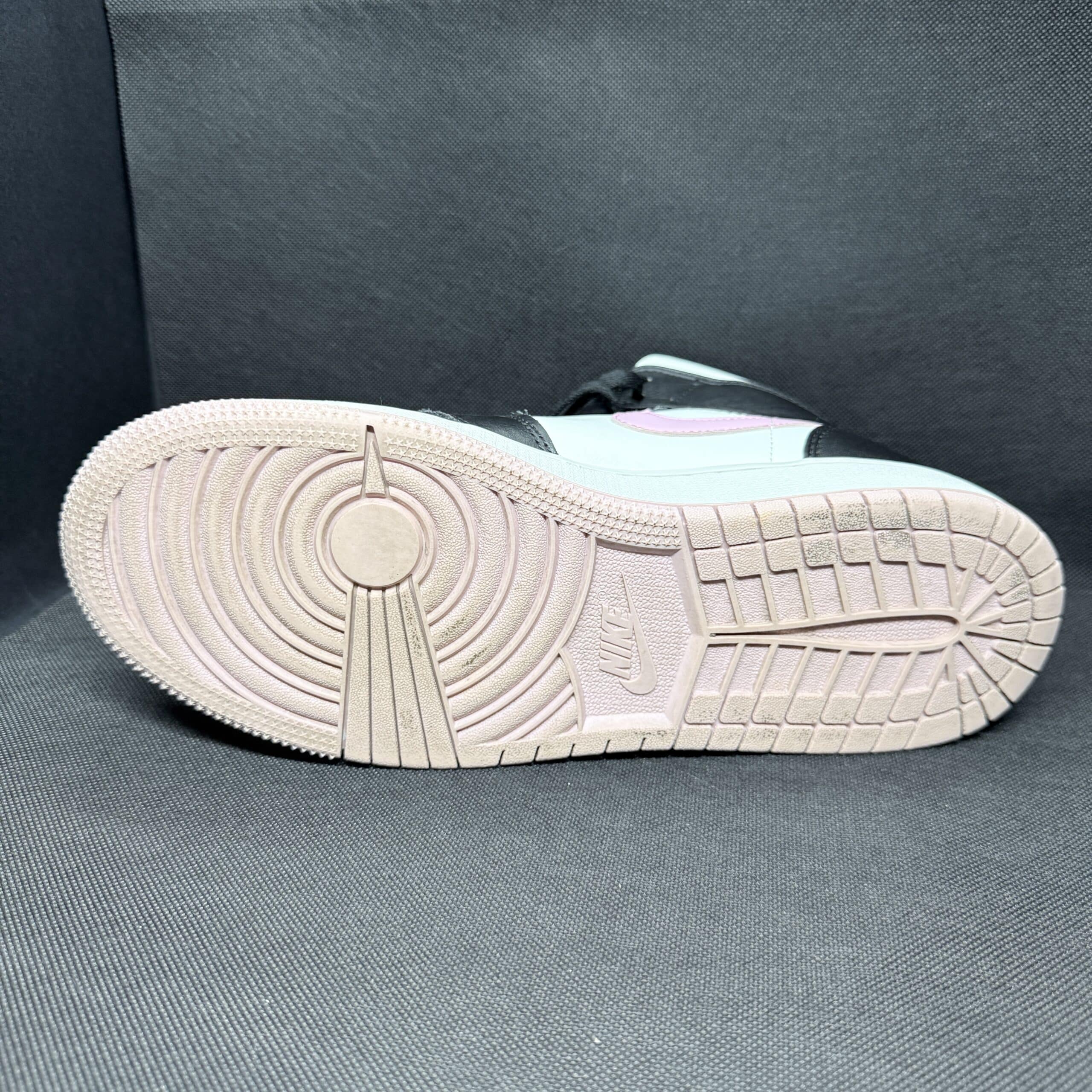 Jordan 1 Mid en blanco, negro y rosa hielo claro Talla 40 - Imagen 6