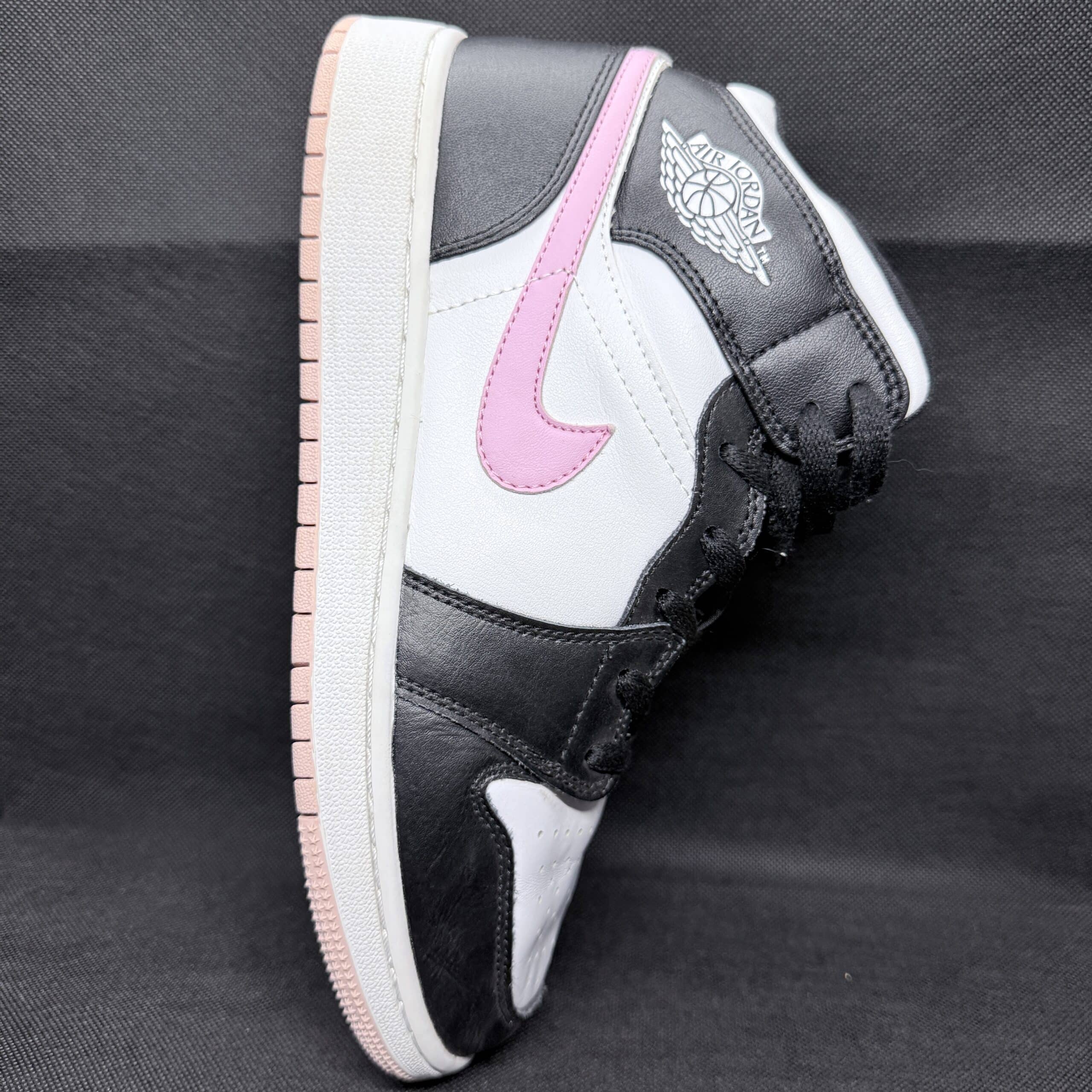 Jordan 1 Mid en blanco, negro y rosa hielo claro Talla 40 - Imagen 5